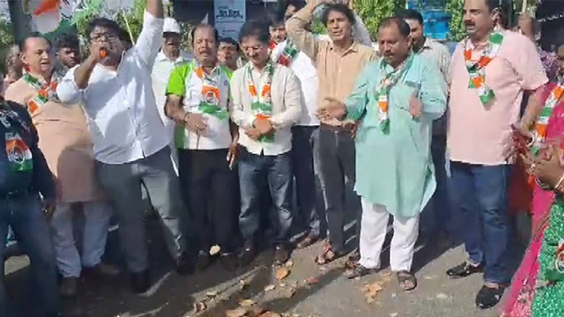 Congress holds 'Matka Phod' protest against water crisis in Delhi